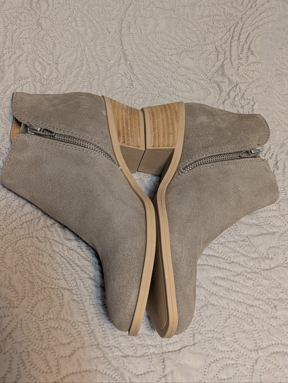NWOT Dolce Vita Taupe Real Suede, Zip Ankle Boots. Like New. Size 8 - Picture 5 of 10